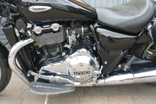 10 TRIUMPH THUNDERBIRD 1700